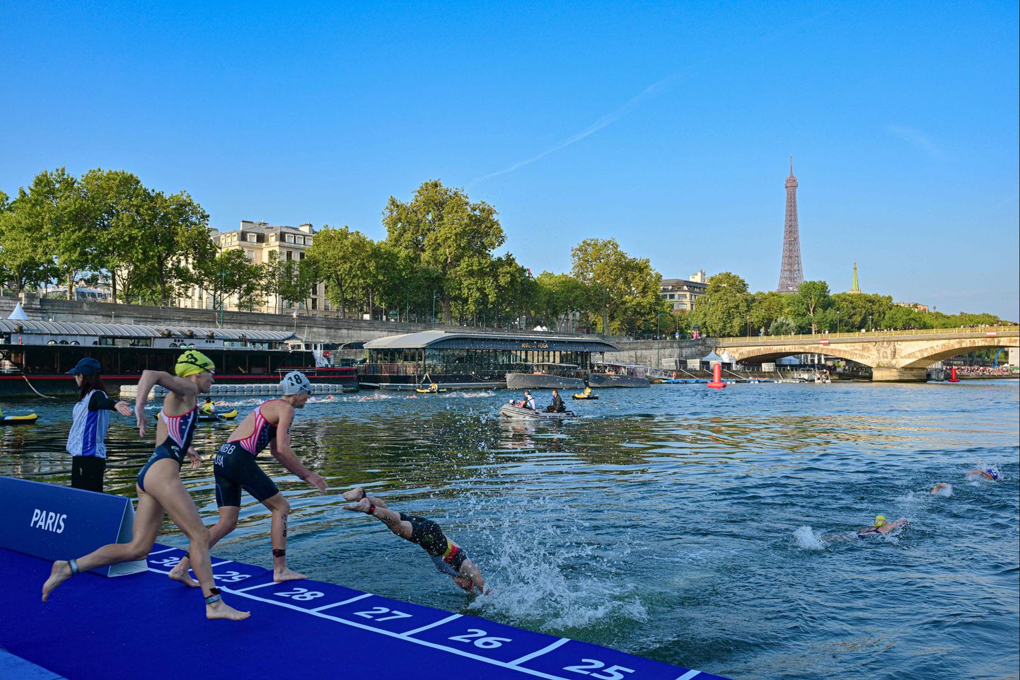 Sel neljapäeval tehtud pildil sukelduvad naistriatlonistid Pariisi katsevõistlustel Seine'i jõkke, valmistudes järgmise aasta suveolümpiaks.
