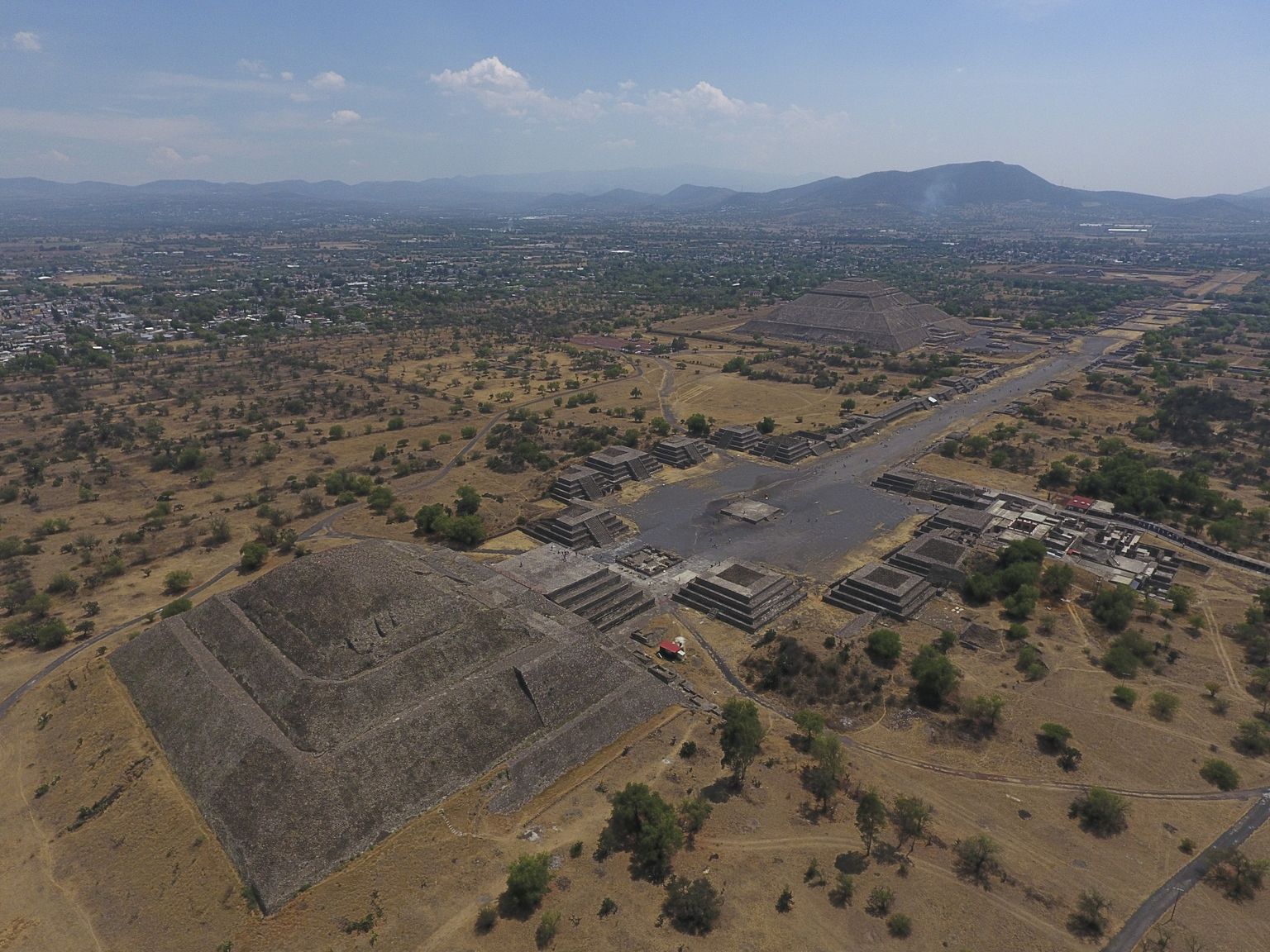 Mehhiko iidse linna Teotihuacani tähtsamad püramiidid. Kuupüramiid vasakul ja Päikesepüramiid paremal