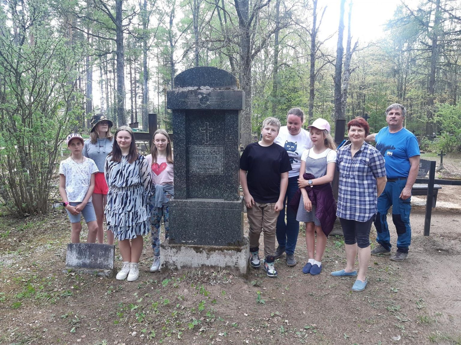 Koristustöödel osalejad Vastseliina kalmistul Falkenbergide hauaplatsil.