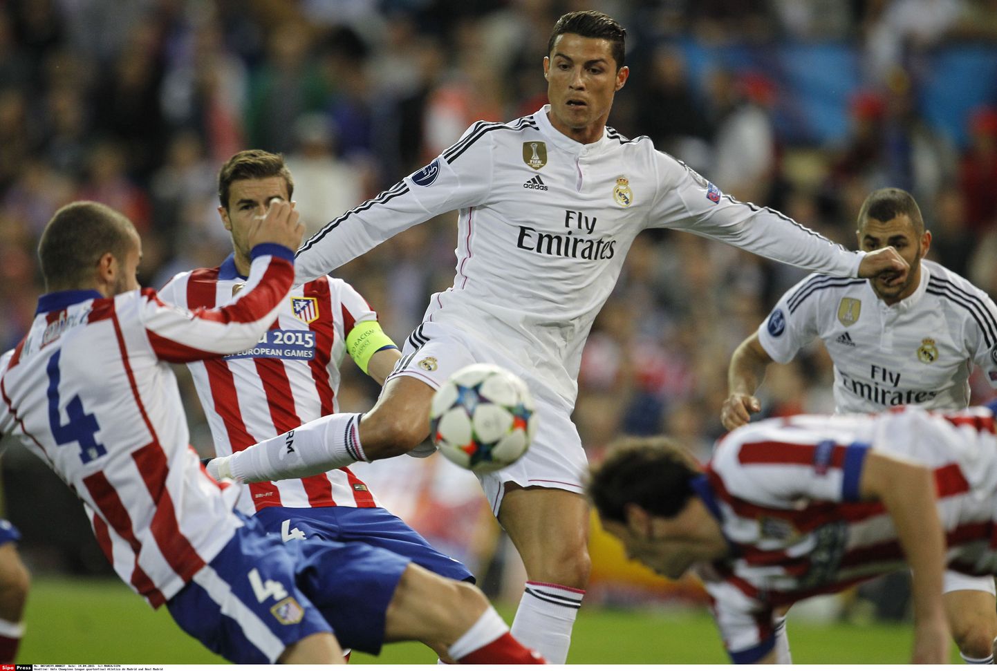Madridi Reali staar Cristiano Ronaldo (keskel) kohtumises Madridi Atletico vastu.