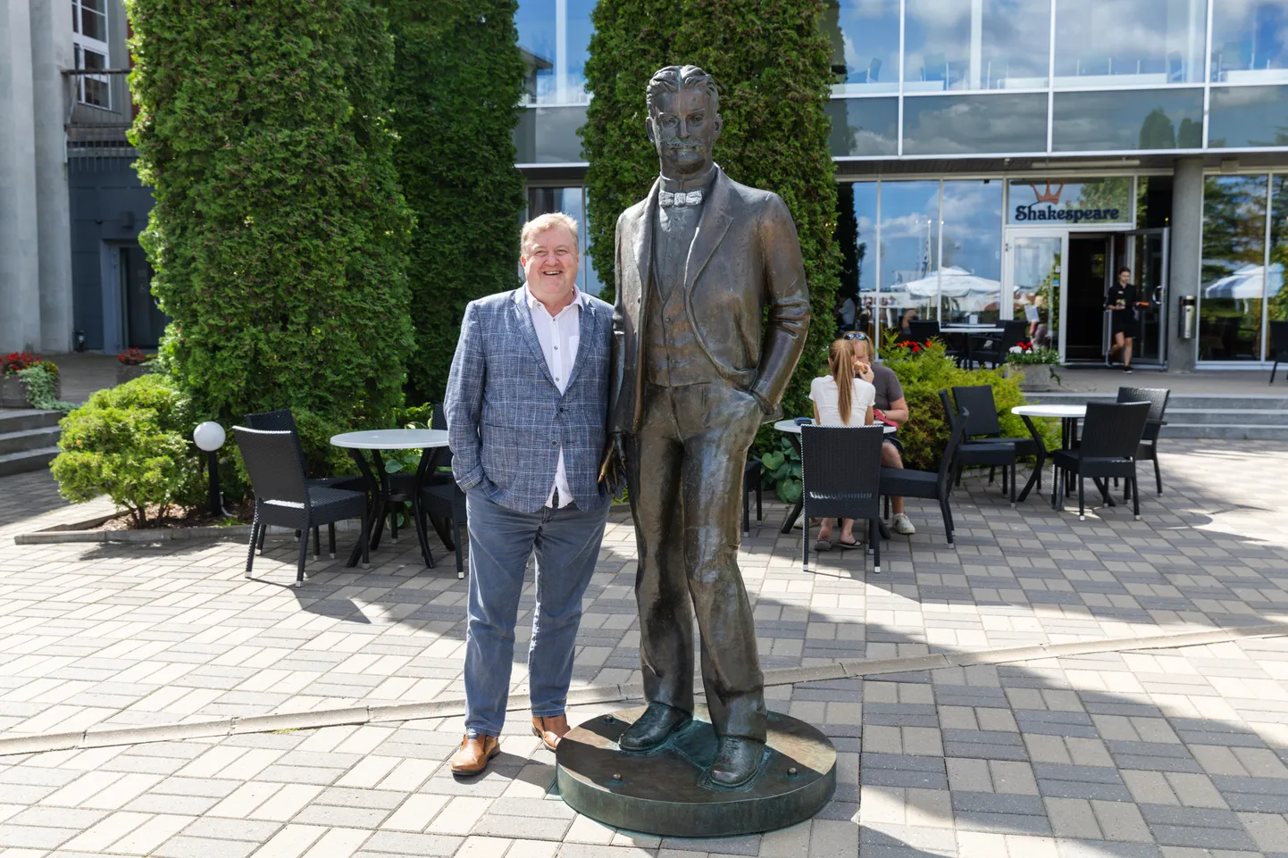 Ka teatrijuht Karl Menningu juurest eile läbi astunud Vanemuise uus juht Aivar Mäe ütles, et praeguses tuulises ühiskonnas vajab teater eelkõige stabiilsust.