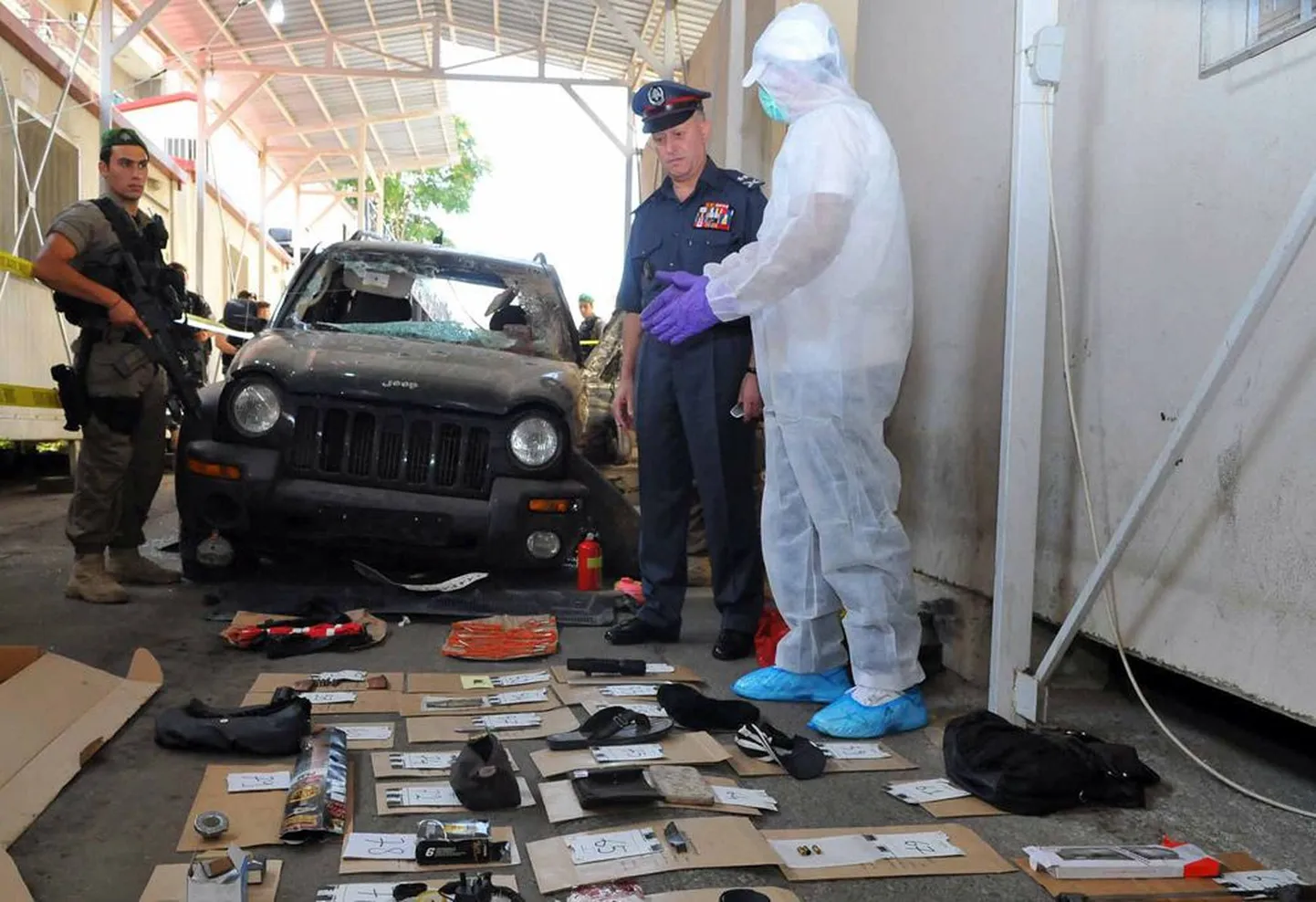 20. septembril hukkus Bekaa orus tulevahetuses Liibanoni politseiga kaks eestlaste röövis kahtlustatavat isikut. Pildil vaatab Liibanoni julgeolekujõudude juht Ashraf Rifi autot, mida tapetud kasutasid, ja masinast leitud asju.