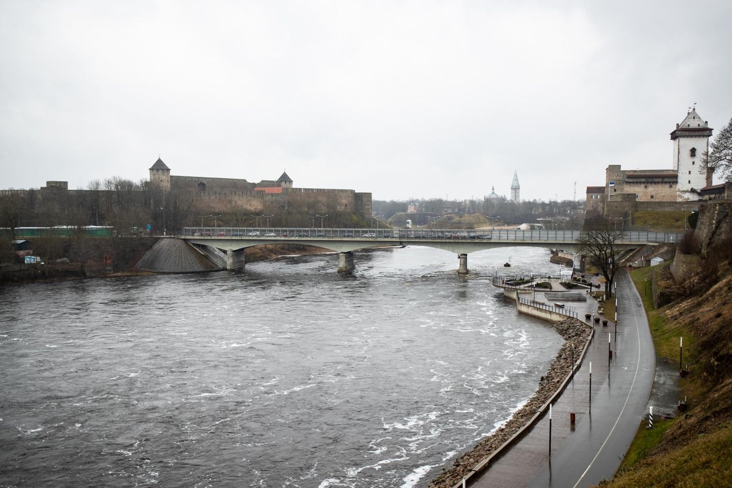 Vaade Narva promenaadilt Ivangorodile.
