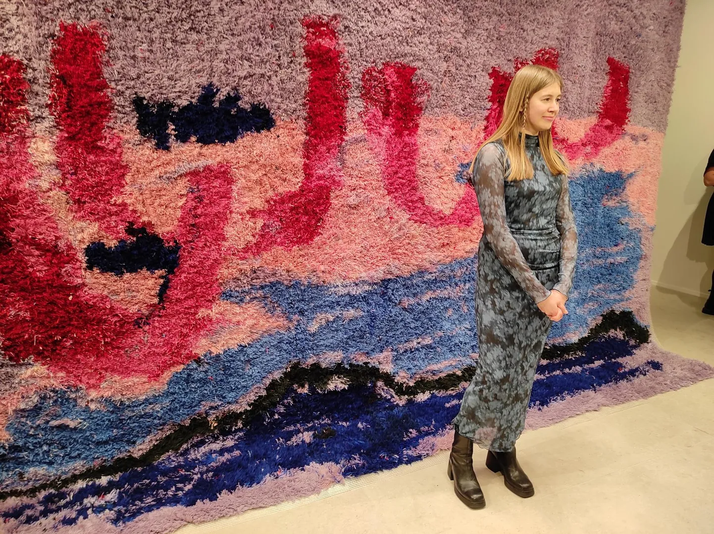 Kunstnik Maryliis Teinfeldt-Grins ja Kadrinas kogukonna ühistööna valminud rüiuvaip kadunud maastikust.