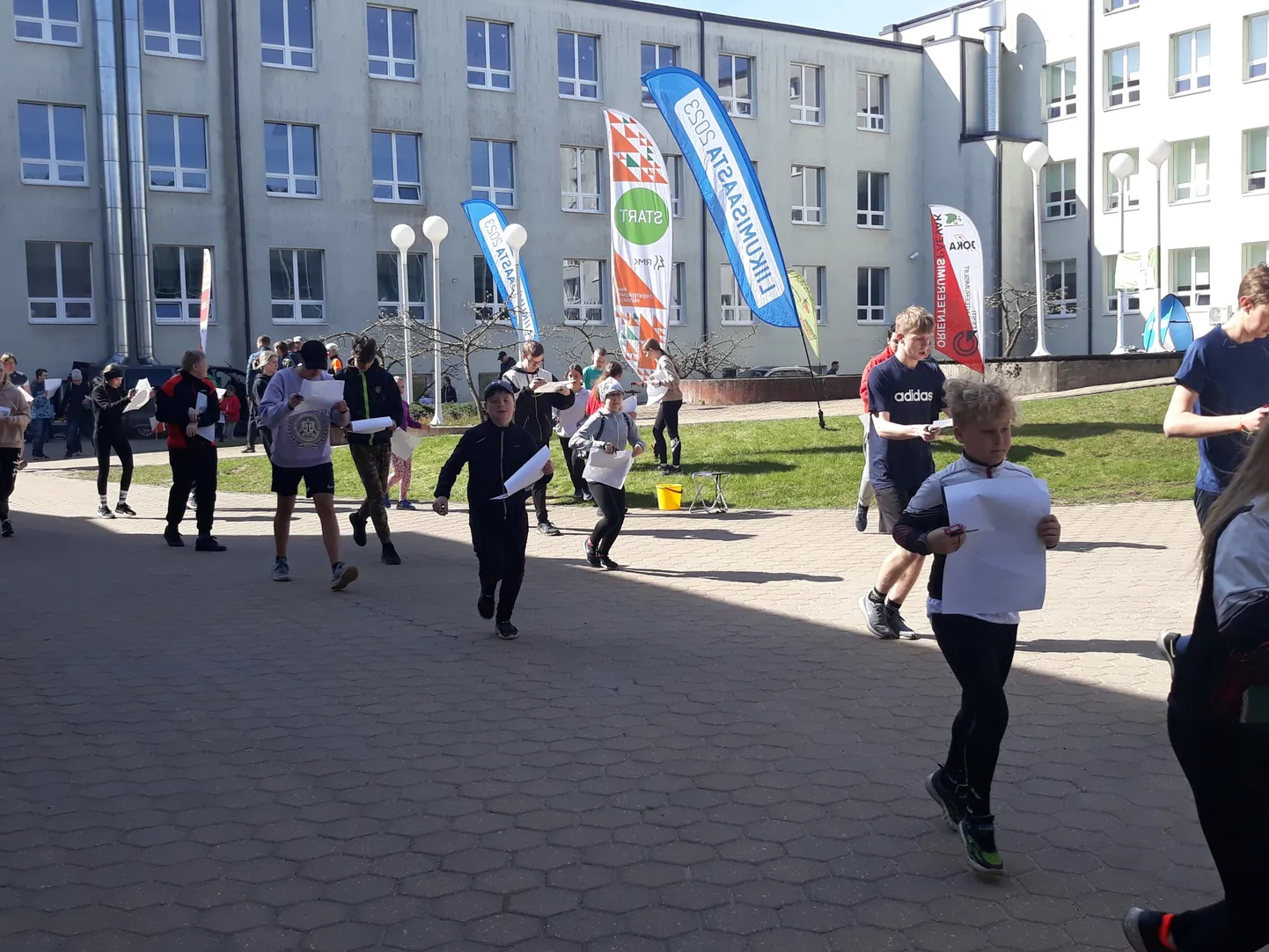 Koolinoorte valikorienteerumise start Paides