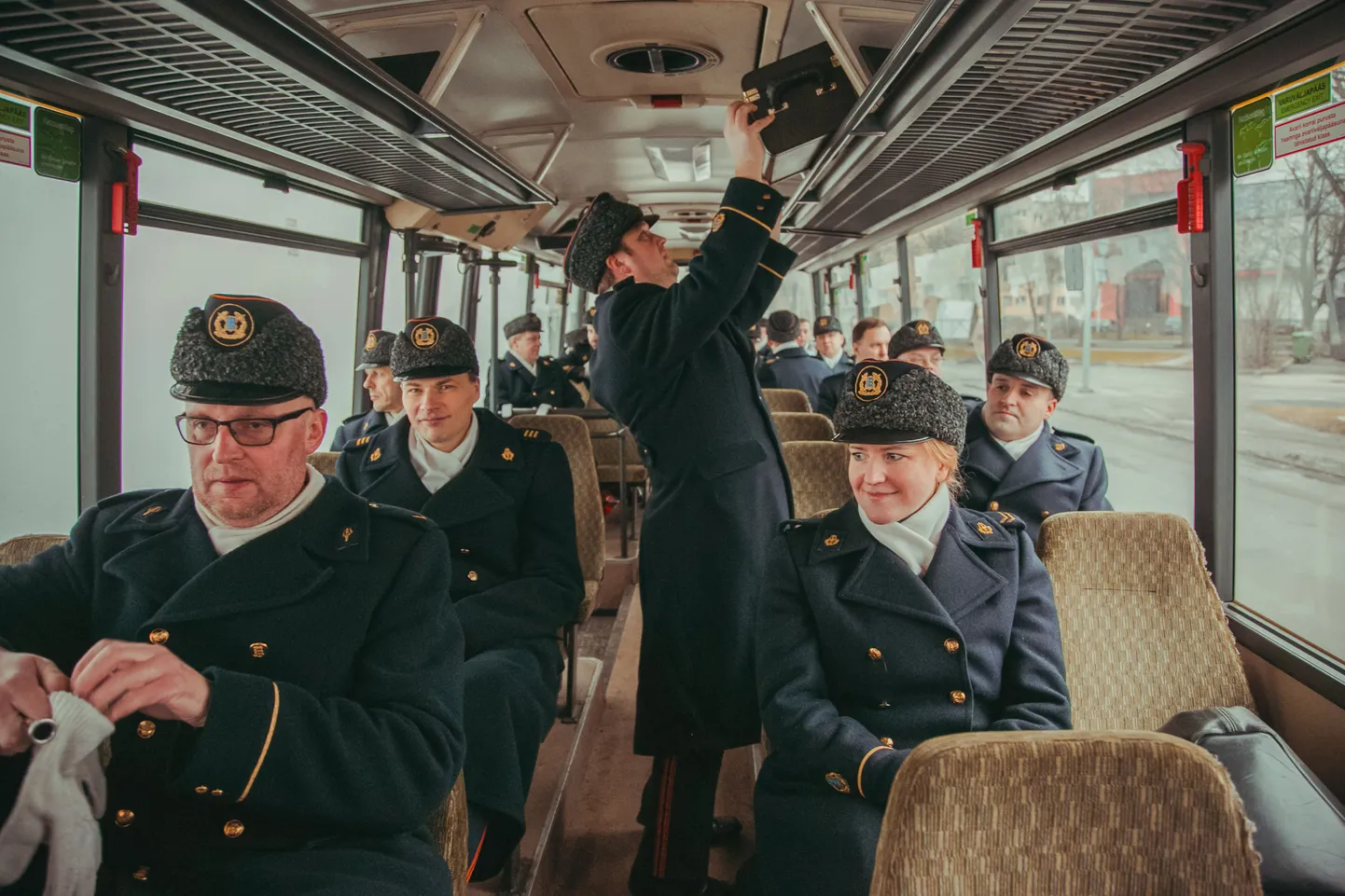 Portree: Kaitseväe orkester ning naisliige Meelika Mikson valmistuvad esinemiseks.