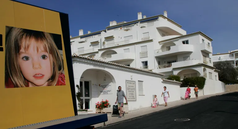 Madeleine McCanni pilt Portugalis Praia da Luzis suvituskorterite juures, kust Madeleine McCann 3. mail 2007 kadus