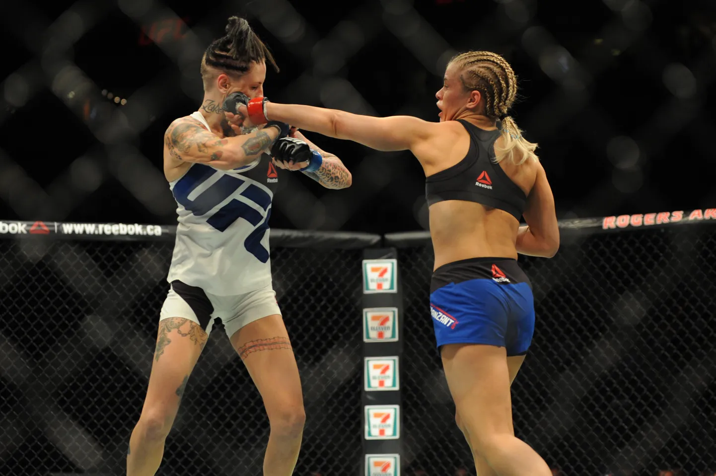 USA vabavõitleja Paige VanZant (paremal) võitlemas veel UFC-sarjas.