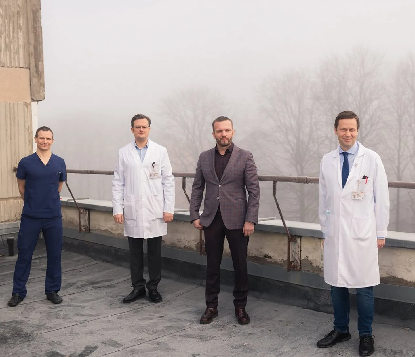 No kreisās: Mārcis Gediņš (PSKUS Asinsvadu ķirurģijas virsārsts), Artūrs Ozoliņš (PSKUS Ķirurģijas klīnikas ķirurgs), Armands Sīviņš (RAKUS Onkoķirurģijas klīnikas vadītājs), prof. Pēteris Stradiņš (PSKUS Sirds ķirurģijas centra vadītājs).