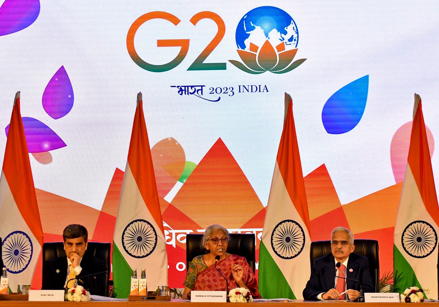 Министр финансов Индии Нирмала Ситхараман выступает на пресс-конференции после встречи министров финансов G20.