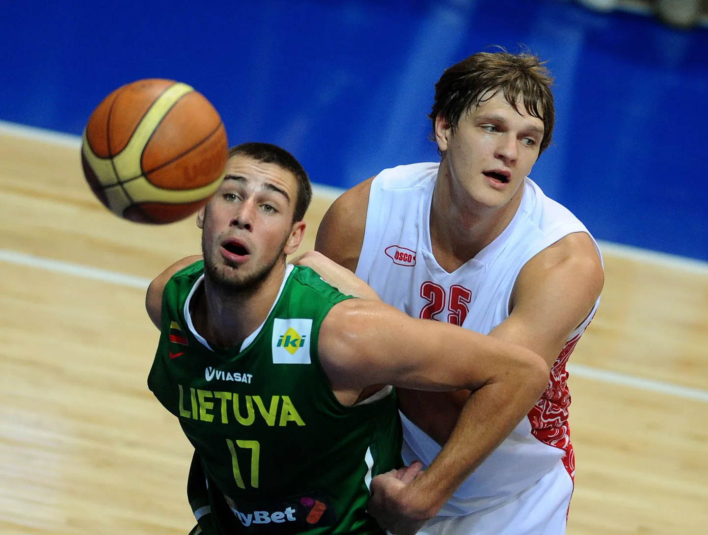 Leedu koondise uus staar Jonas Valanciunas (rohelises).