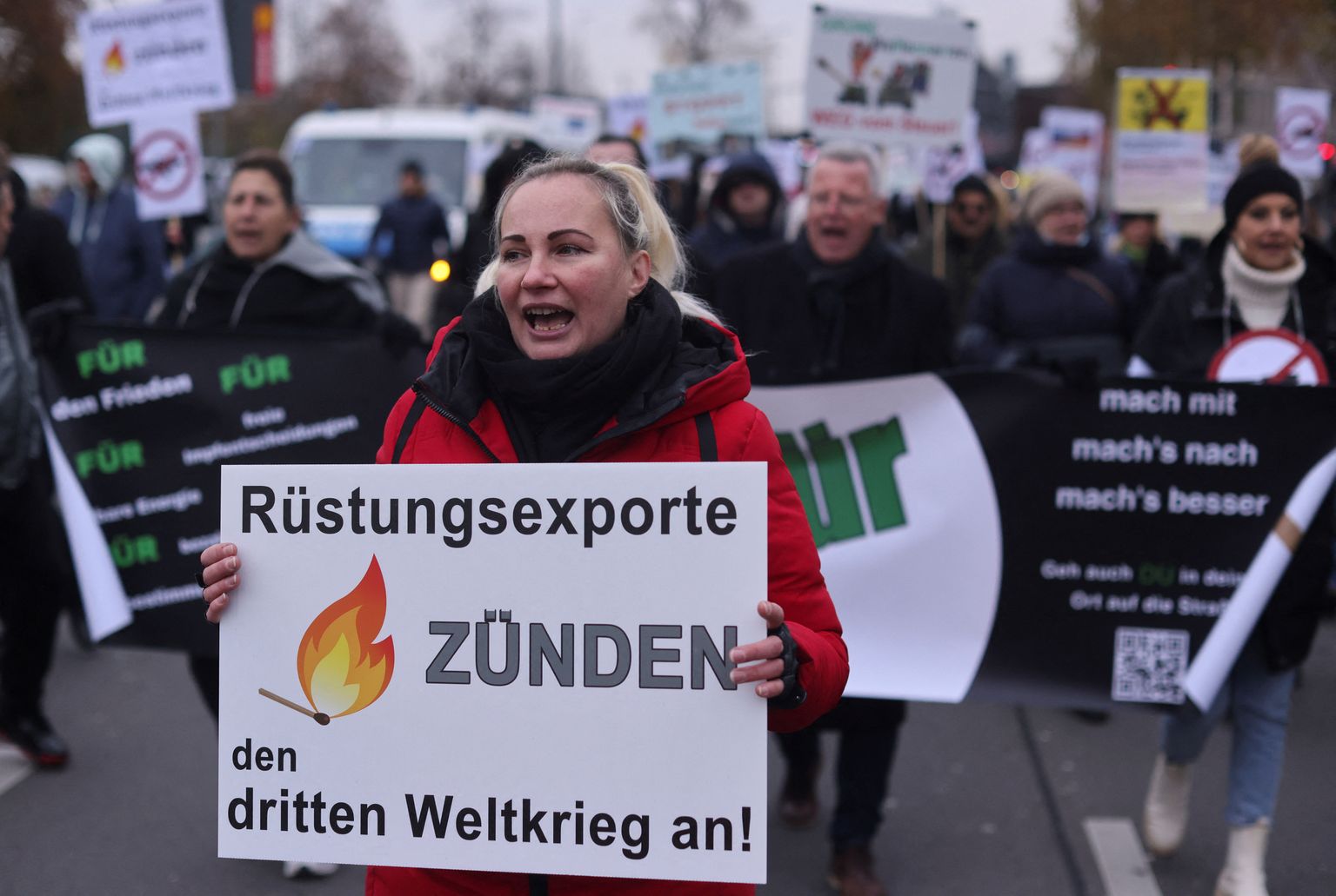 Saksmaal Vene-meelseid proteste organiseeriv Jelena Kolbasnikova mullu detsembris Kölnis relvatarnete vastu meelt avaldamas.