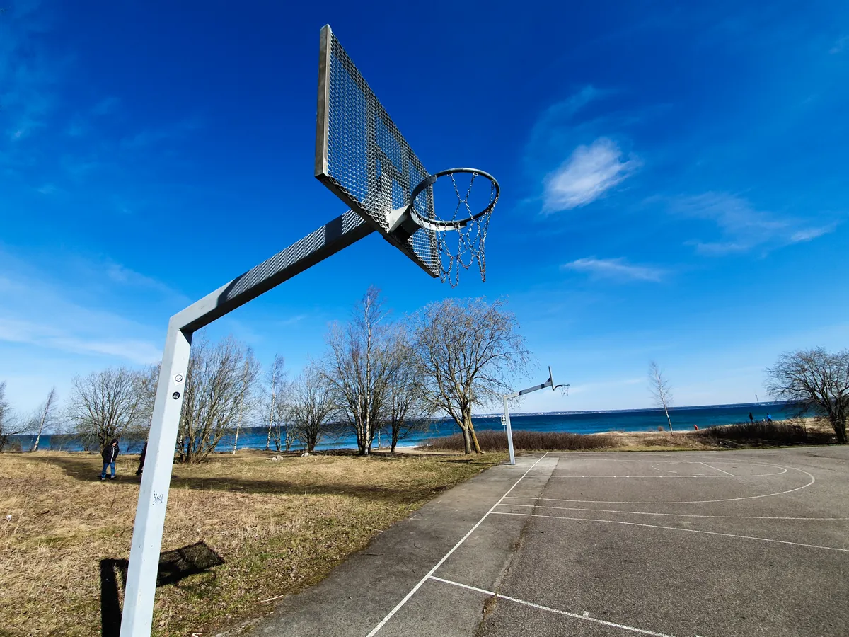 Закрытые игровые и спортивные площадки на пляже Пикакари.