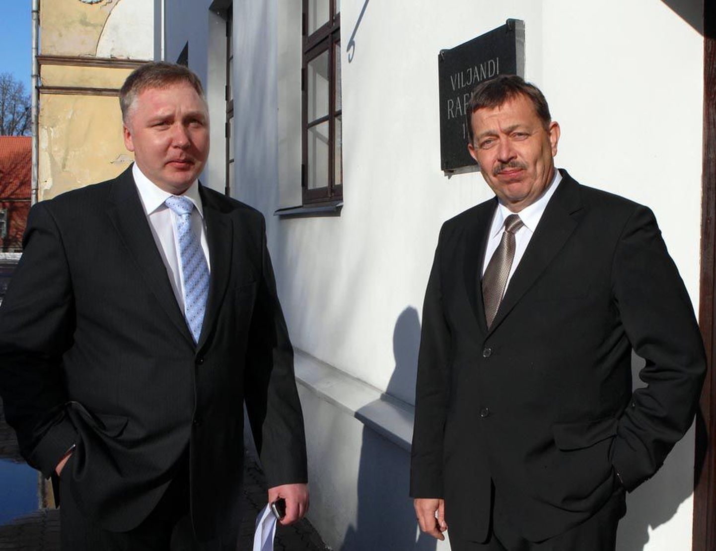 2011. aasta märtsis andis riigikokku siirduv Kalle Jents (paremal) linnapeaameti üle Loit Kivistikule. Nüüd hakkab Kivistik saama samasugust palka, nagu teenis Jents Eesti majanduse tippaastatel.
