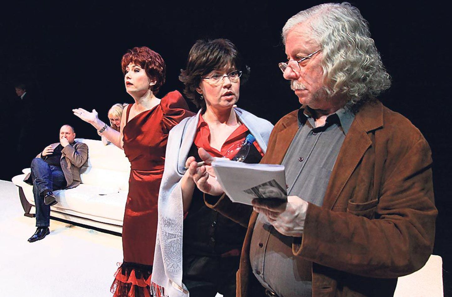 Näitlejat mängivad näitlejad: inspitsient Oscar (Jüri Vlassov), teatrijuht-lavastaja Matilda (Karin Tammaru) ning endine diiva Linda (Carmen Mikiver).