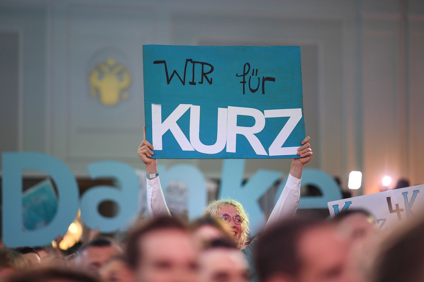 Austria Rahvapartei toetaja plakatiga "Me oleme Kurzi poolt".