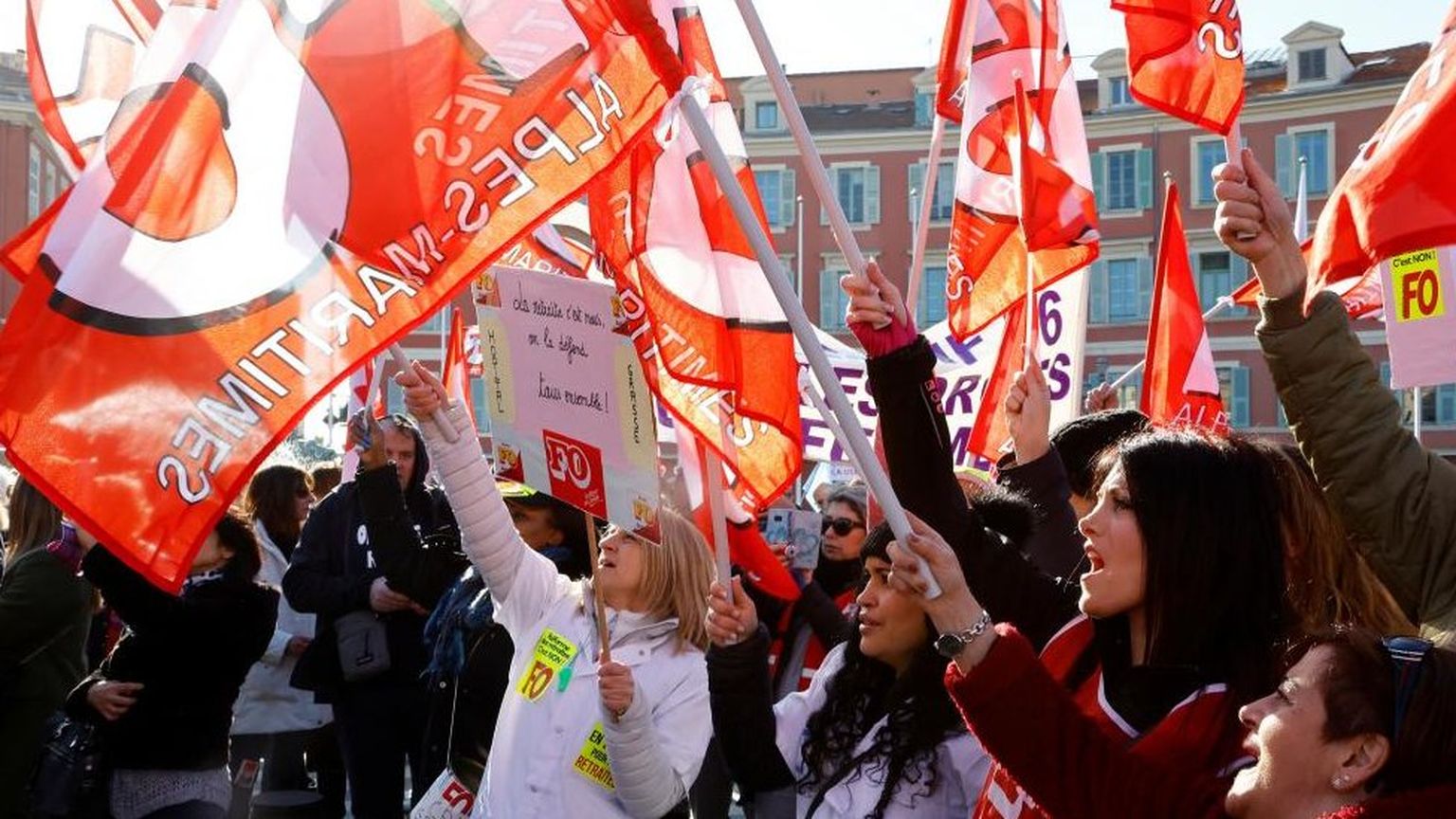 Протестные марши проходят в десятках городах Франции от Парижа до Ниццы