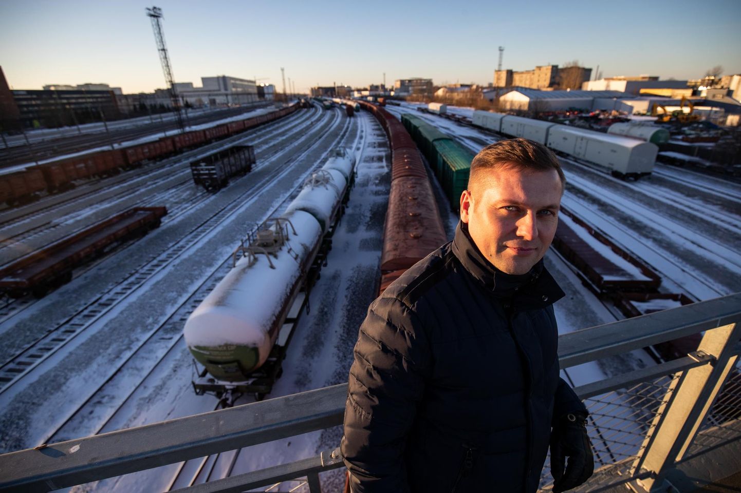 Руководитель Союза самоуправлений Харьюмаа Йоэль Йессе говорит, что окружная железная дорога не пустила бы российские грузовые поезда в городок Юлемисте, что позволило бы создать красивое городское пространство.