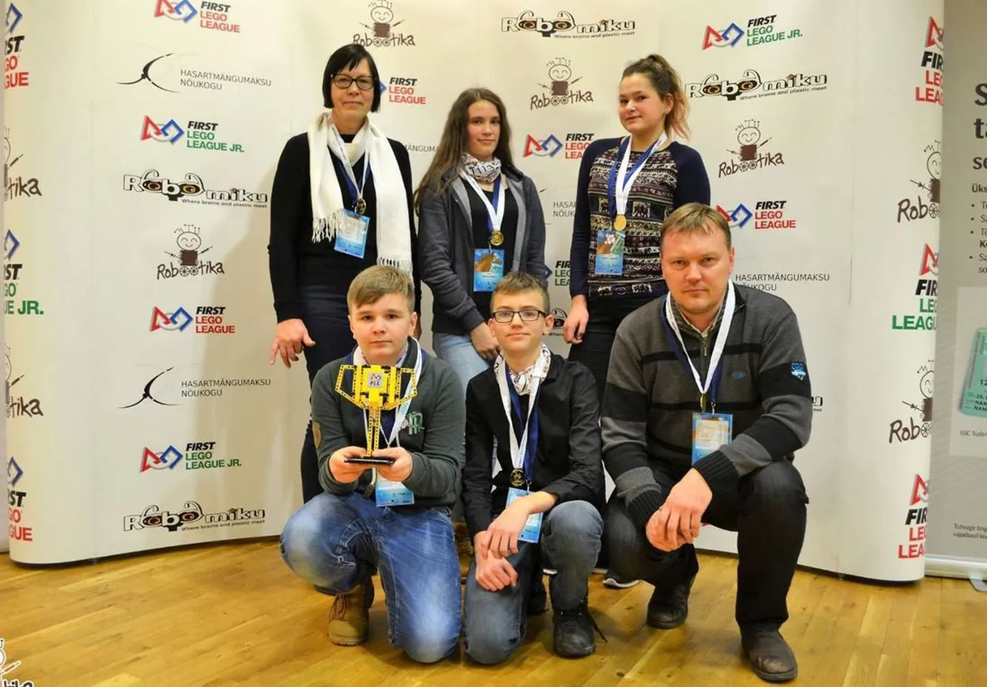 Türi põhikooli robootika lõppvõistlusele pääsenud võistkond koos juhendajatega.