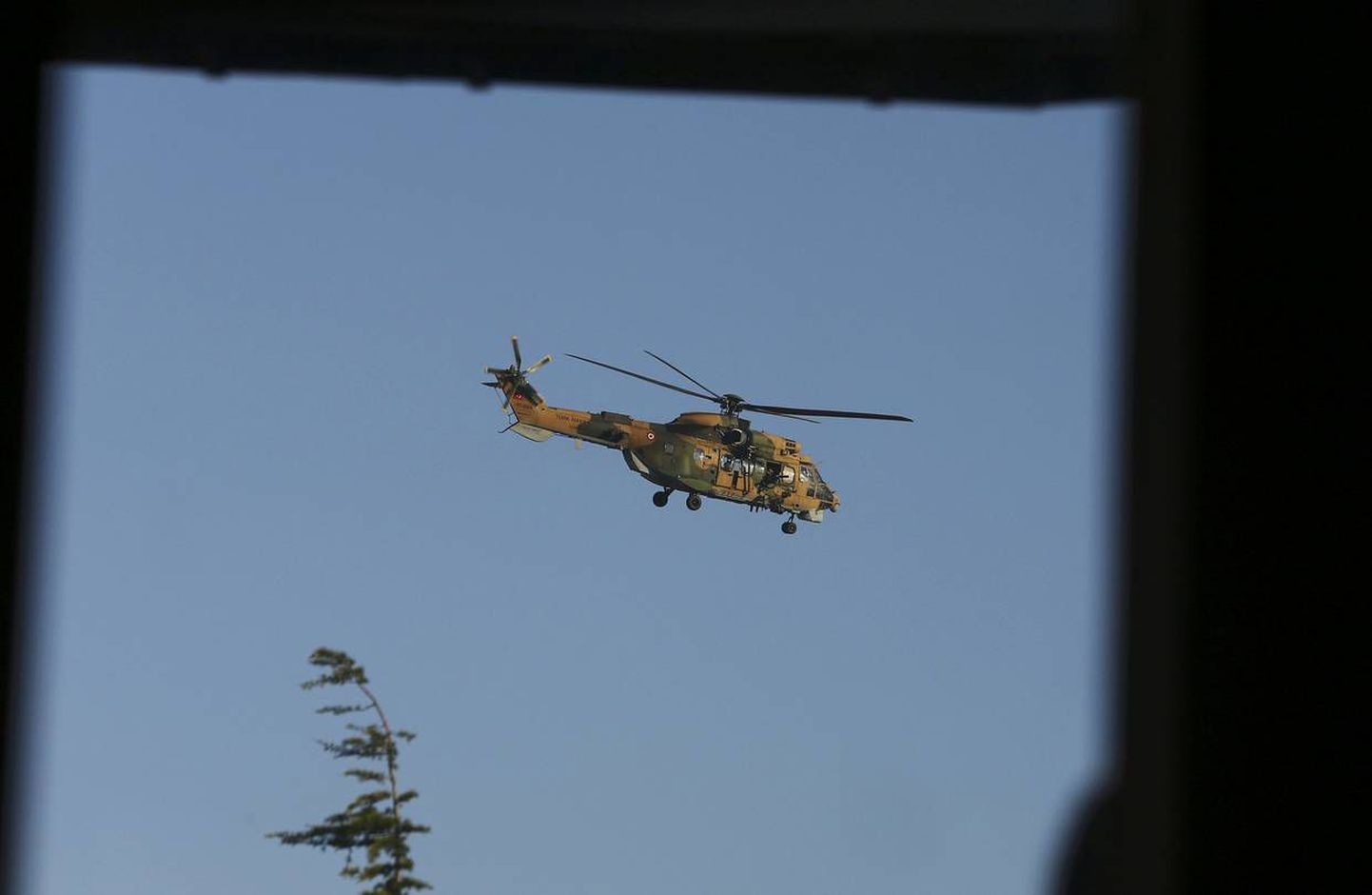 Helikopter eile Atatürki lennuvälja kohal.