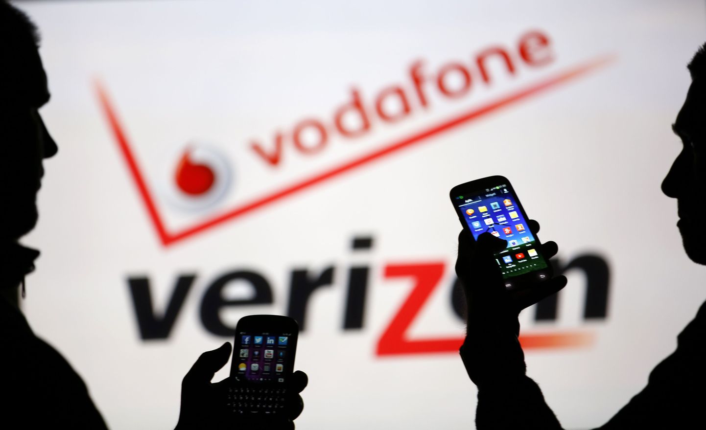 Verizoni ja Vodafone'i logod.