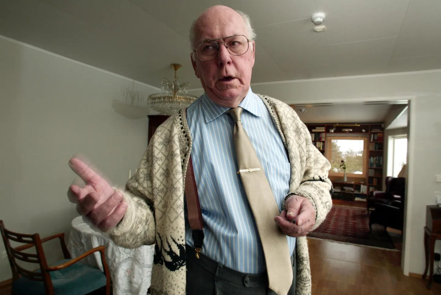 President Alar Karis astub Lennart Meri (pildil) jälgedes, sammudes reljeefsete avalduste teed.