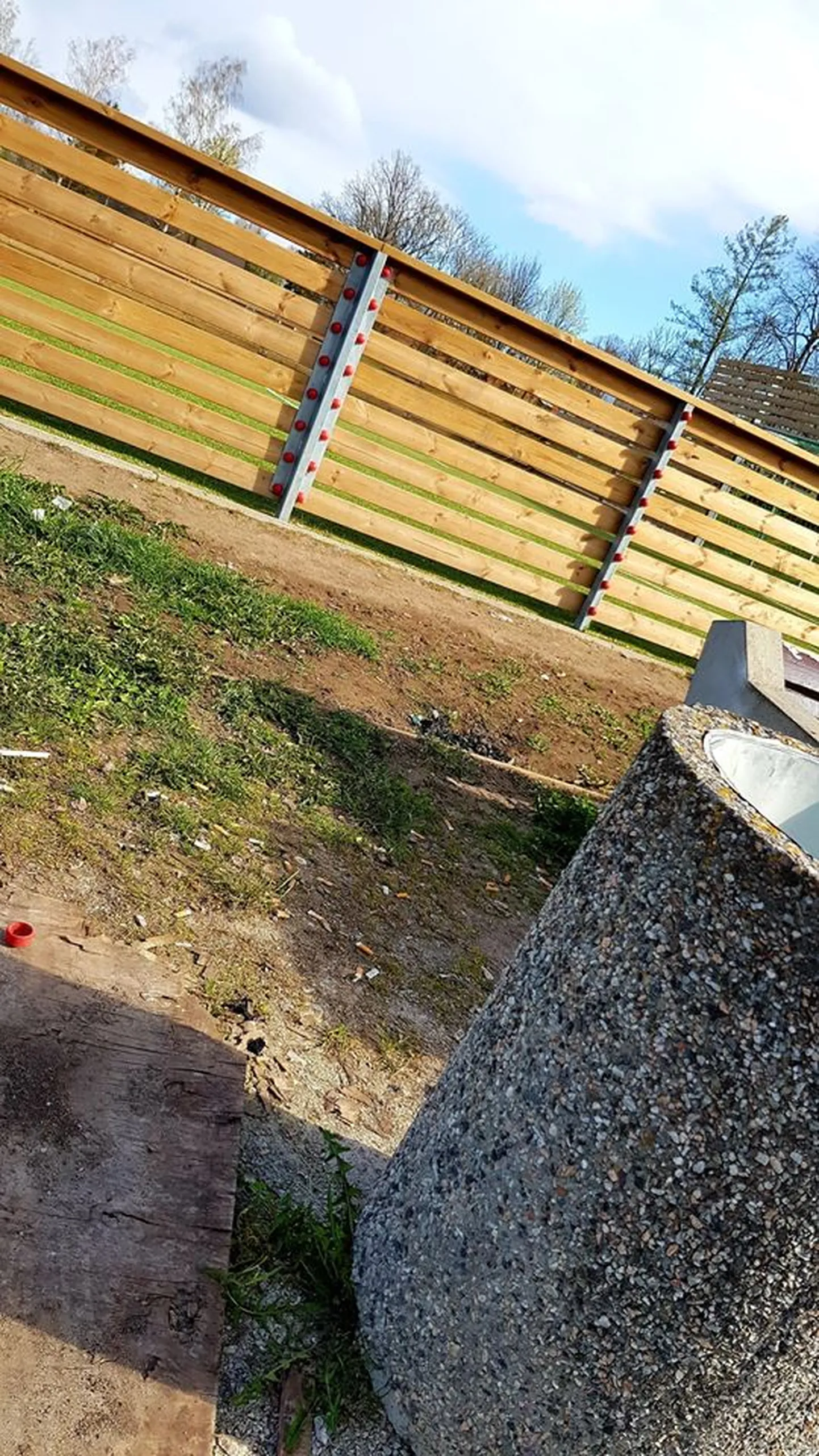 Väätsa spordiväljaku ümbrus on kaetud ohtrate konide ja prügiga kuigi seal samas on ka viis prügikasti.