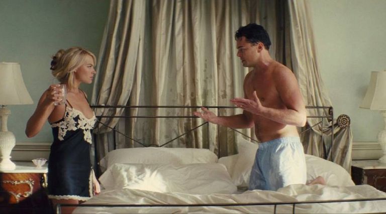 Margo Robija un Leonardo di Kaprio filmā "Volstrītas vilks"