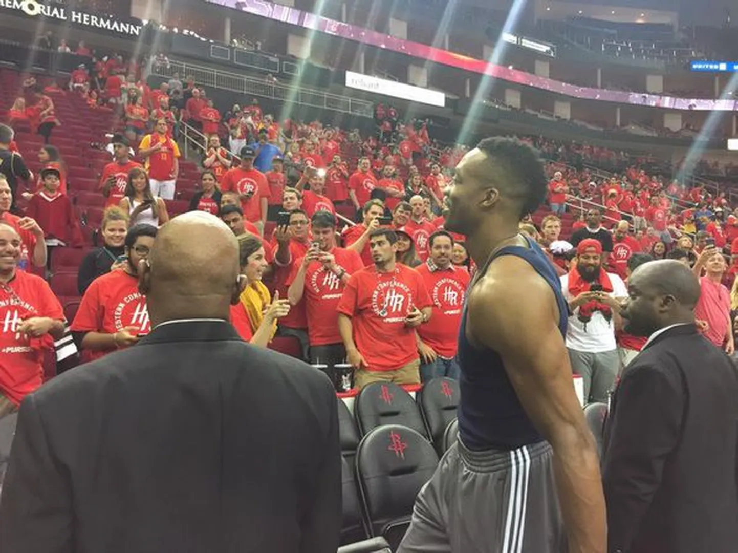 Toyota Centerisse jäi kinni ka Rocketsi superstaarist keskmängija Dwight Howard, kes elab Houstonist pisut eemal ja ta ei soovinud samuti üleujutatud teedel sõita.