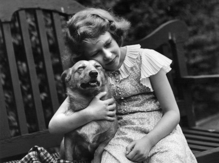 Принцесса Елизавета (в будущем королева Елизавета II) со своей собакой породы корги, 1936 год.