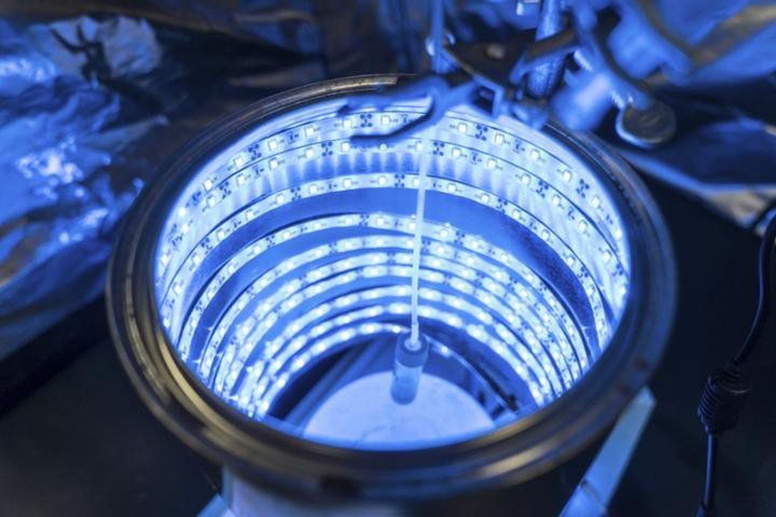 Uue süsihappegaasi neelava materjali testimine sinise valguse käes.