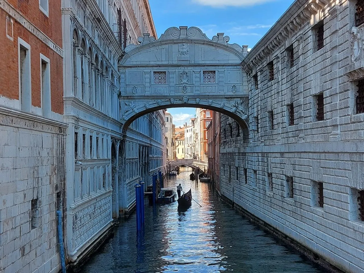 Tavaliselt tiheda liiklusega Veneetsia kanalitel liigub nüüd vaid mõni üksik gondel.