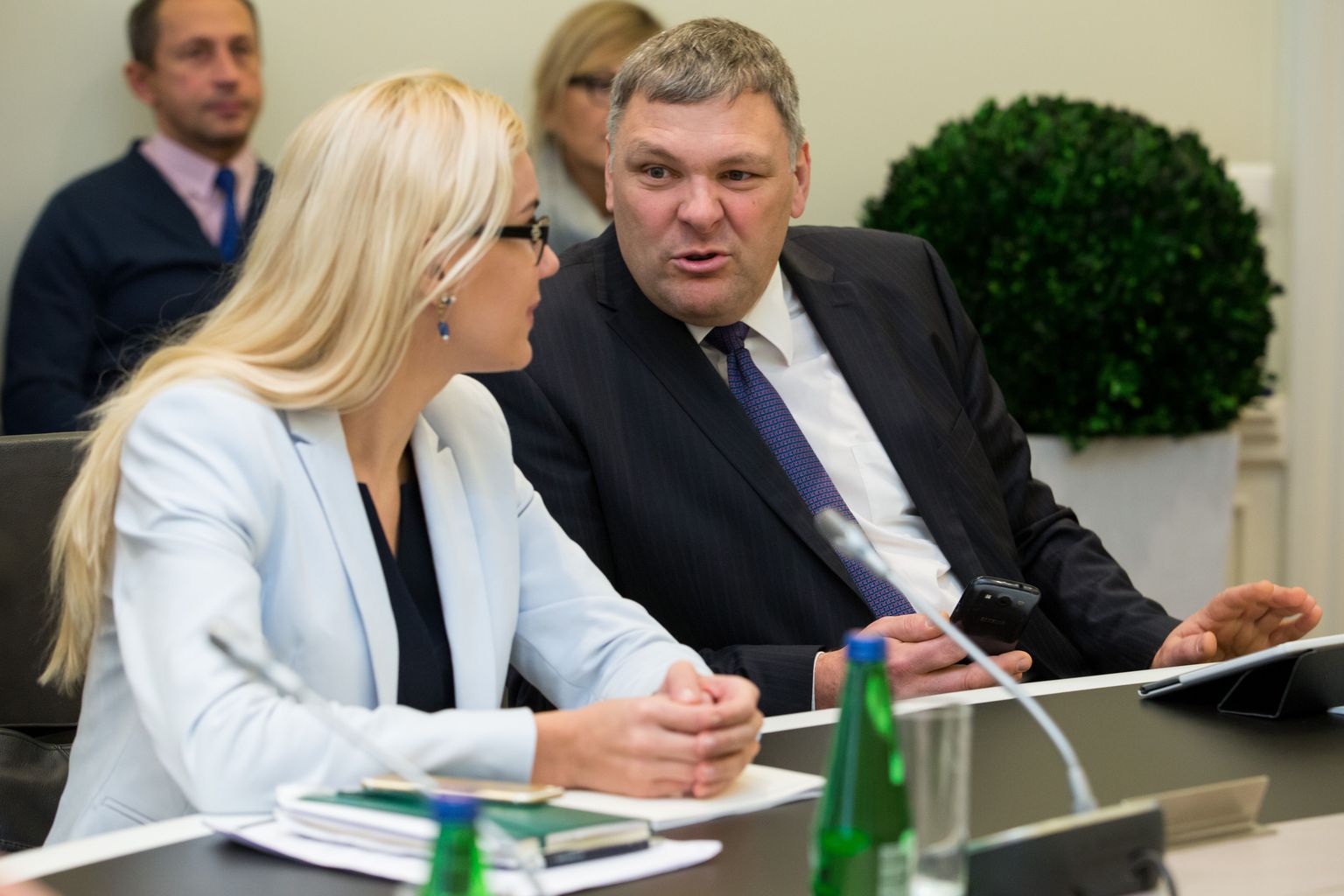 Keskkonnaminister Marko Pomerants (paremal) koos majandus- ja taristuminister Kadri Simsoniga valitsuse istungil.