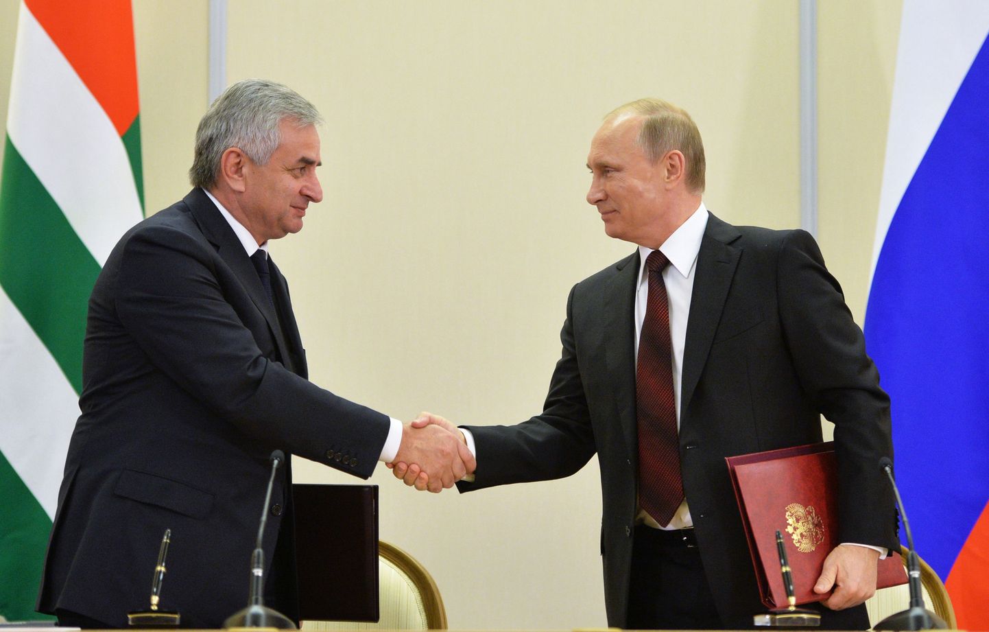 Vene president Vladimir Putin (paremal) ja Abhaasia liider Raul Hadžimba (vasakul) allkirjastasid esmaspäeval Sotšis liitlassuhete ja strateegilise partnerluse leppe.