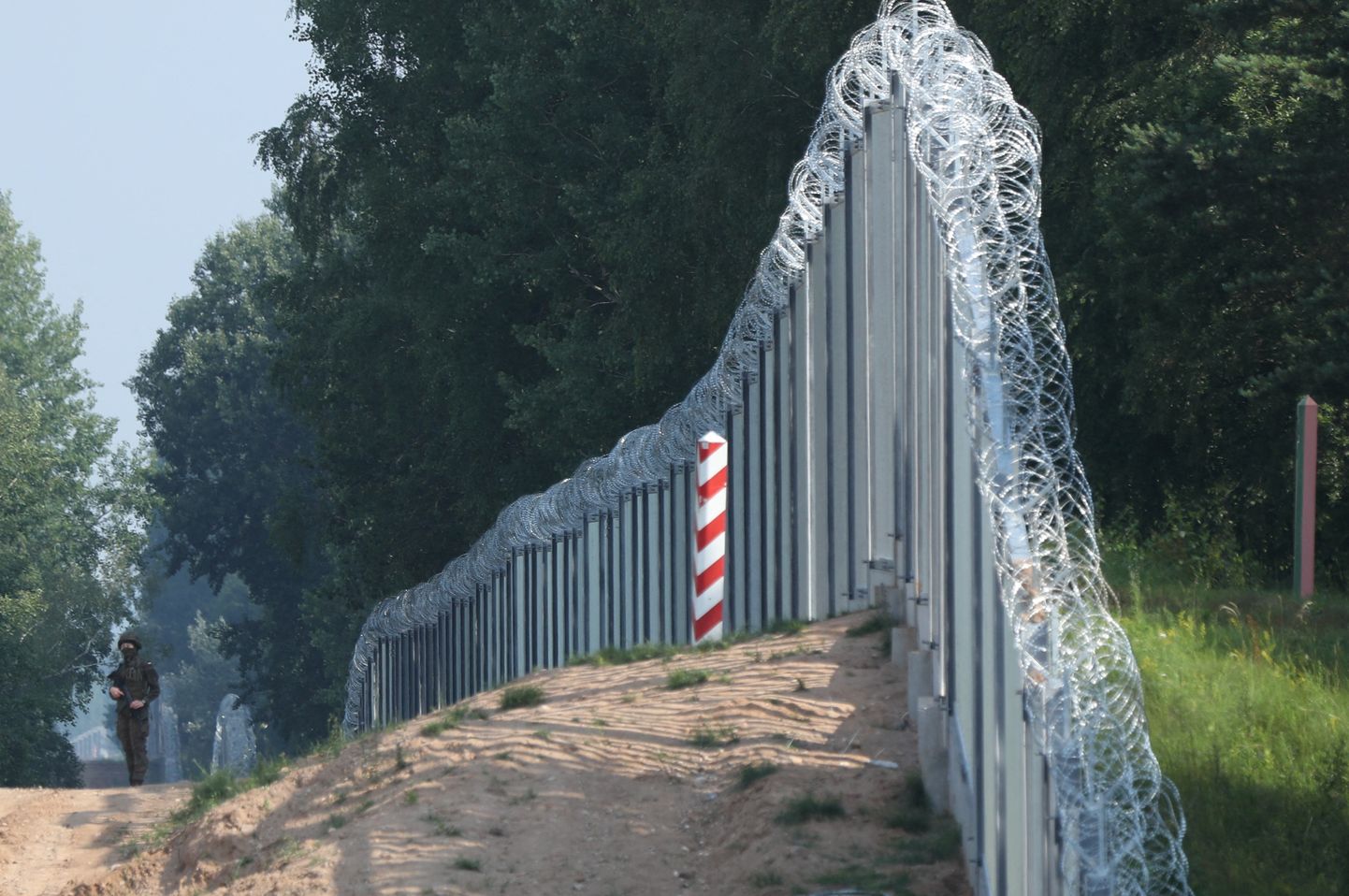 Polija pabeigusi būvēt gandrīz 200 kilometru garu žogu uz robežas ar Baltkrieviju.