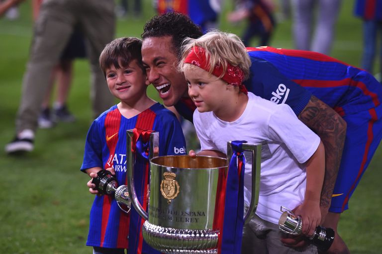 Neymari ilmselt viimane trofee Barcelona särgis - möödunud hooaja Hispaania karikas. / JOSEP LAGO/AFP/Scanpix