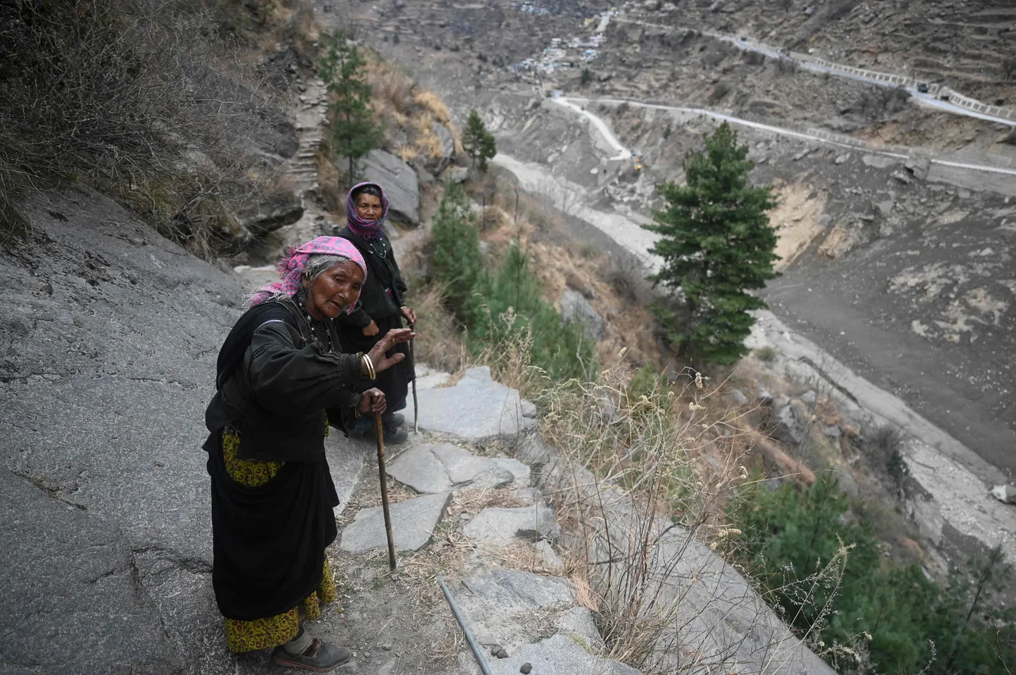 Külaelanikud mägirajal Rishiganga oru kohal.