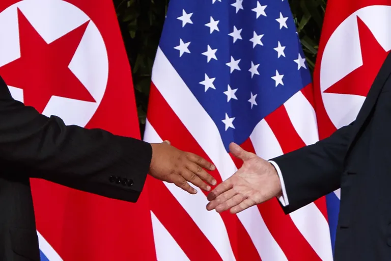 Donald Trumpi (paremal) ja Kim Jong-uni kohtumine Singapuris