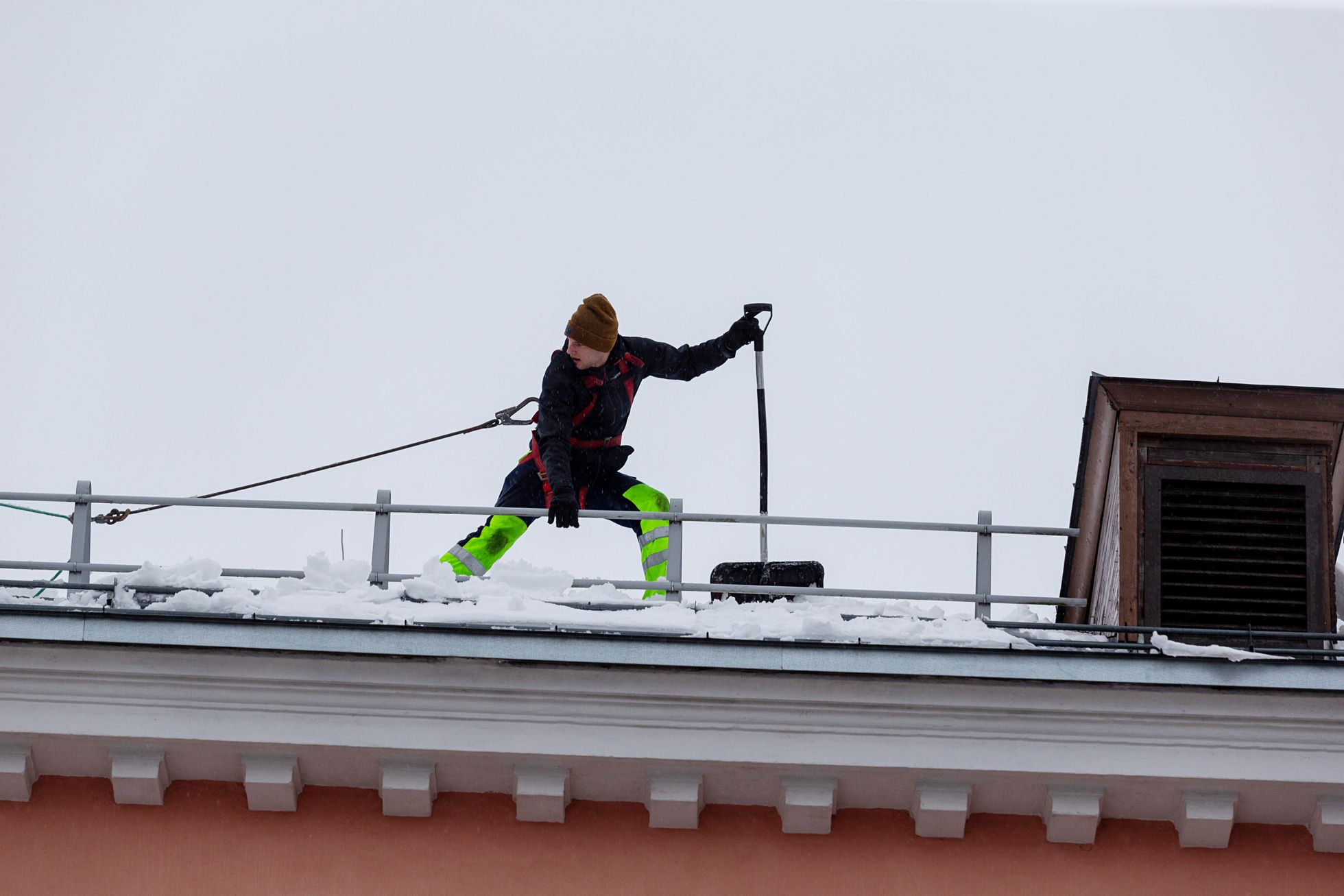 Sulailmast tingitud raske lume rookimine Viljandi elumaja katuselt.