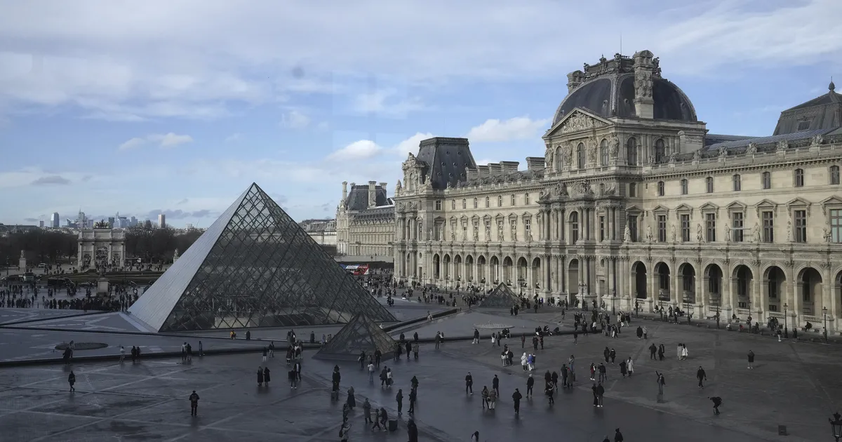 Pariisi Louvre’i muuseum sulges varguse tõttu päevaks uksed