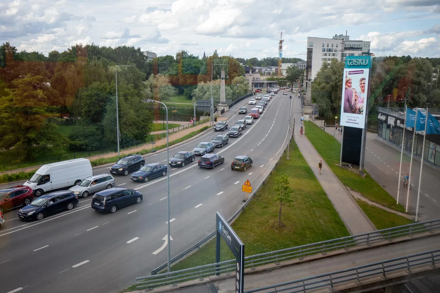 Kuigi viimastel päevadel on Võidu sillale tekkinud ummikuid, saab sillast tavaliselt vähem kui kümne minutiga üle.