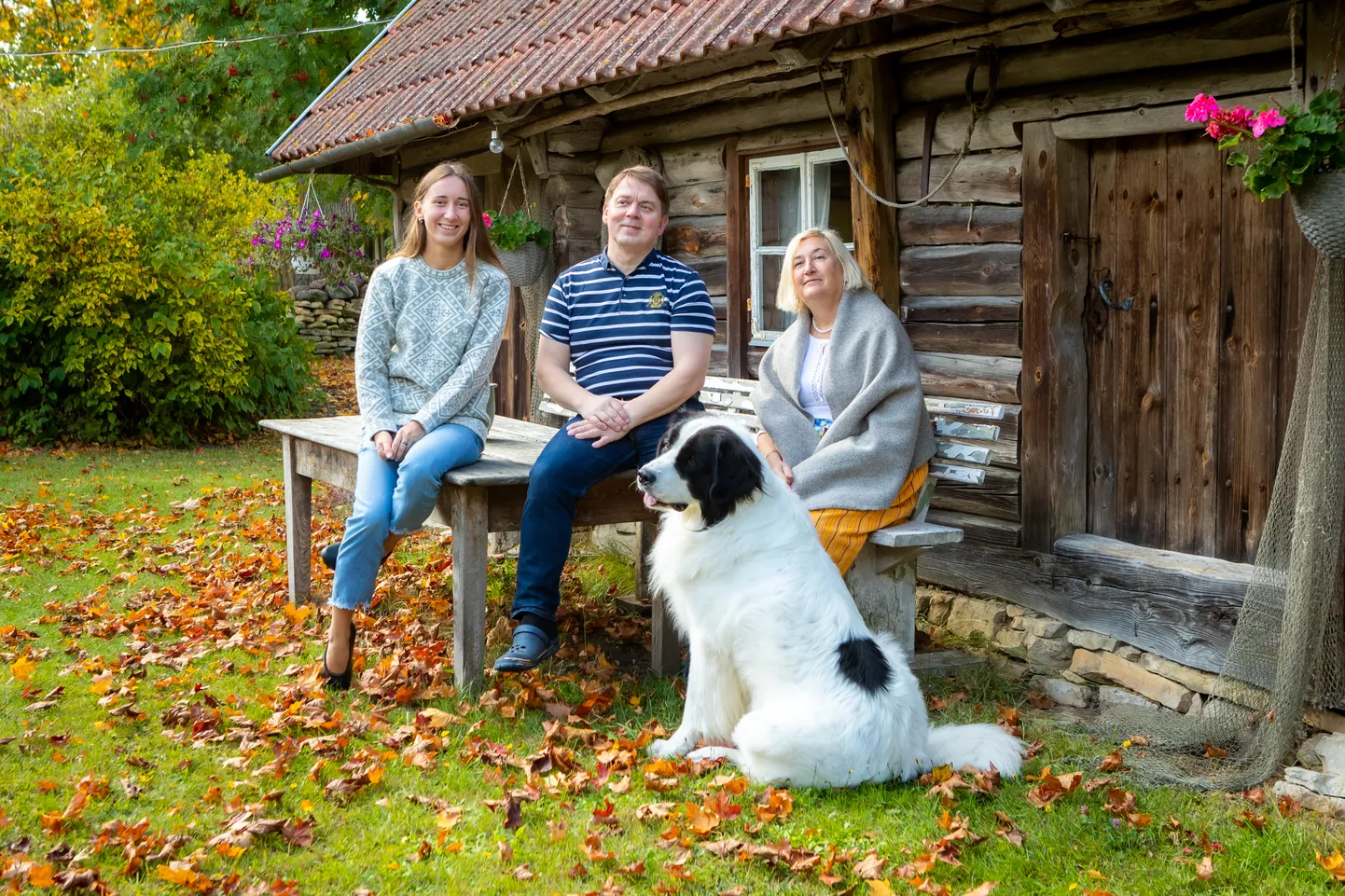 OMA MAJAS ON KÕIGE PAREM, leiavad Muhu Ännika talu peretütar Annabel, isa Virgo Vinkel, ema Anne Keerd ja koer Joosu.