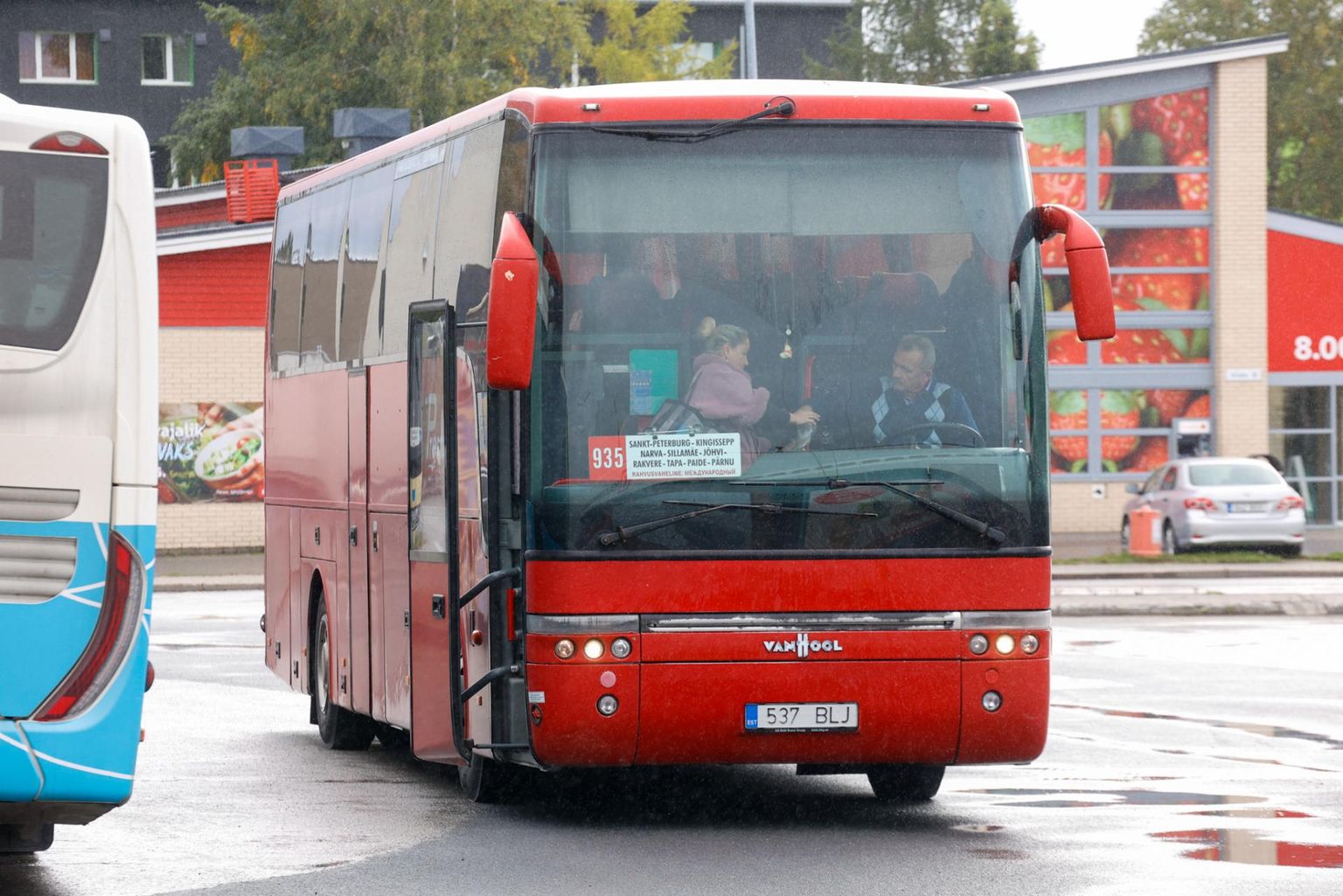 Автобус Петербург-Пярну в Раквере.