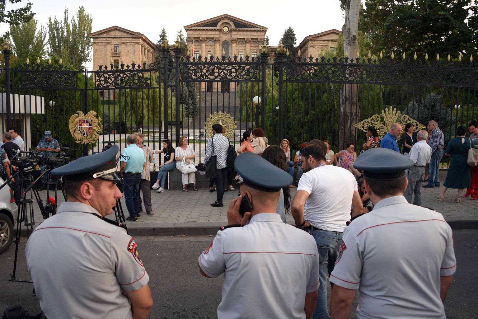 Armeenia parlamendi ja valitsushoonete juurde pealinnas Jerevanis kogunes kolmapäeval mitutuhat inimest, kes nõudsid peaministri Nikola Pašinjani tagasiastumist.