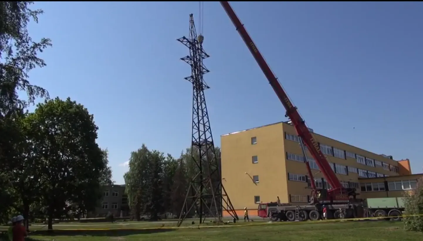 В Мустамяэ демонтировали последнюю линию электропередачи.