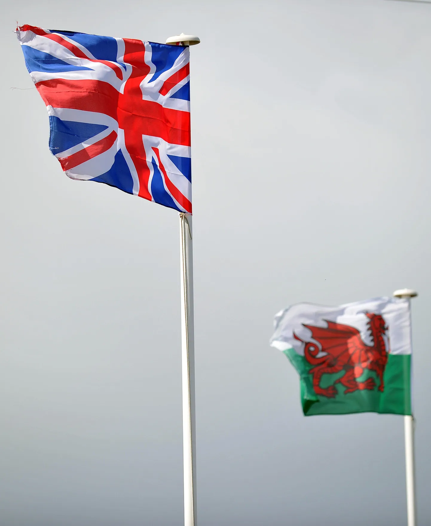 Флаги Великобритании и Уэльса.