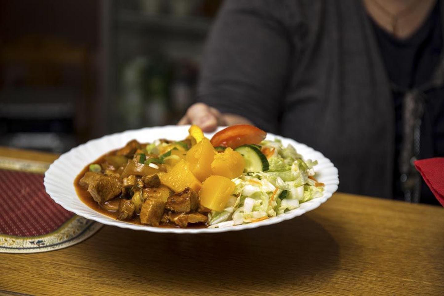 Just nagu 13 ülejäänud Viljandi toidukohta oma päevapakkumised internetti riputanud Minikohvikus on koduste toitudega päevamenüü eeliseks kiirus. Nii saab näiteks paarkümmend lõunatajat veerandtunniga kõhu täis.