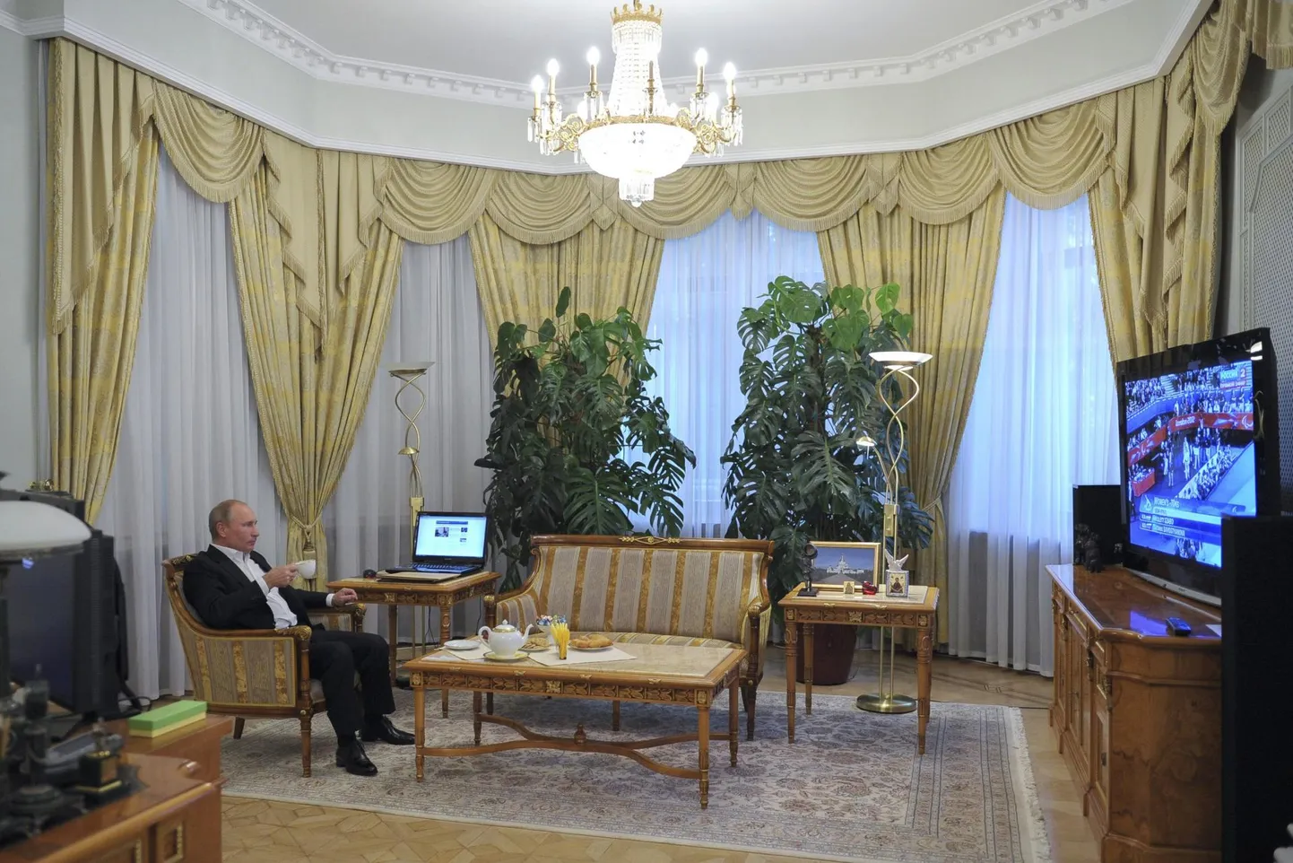 Rjubljovka idüll: kunagisest Gorki-2 kanala piirkonnast sai luksusrajoon pärast seda, kui Venemaa president Vladimir Putin otsustas sealse Novo-Ogarjovo villa muuta maaresidentsiks. Pildil vaatab Putin residentsis 2012. aasta paraolümpiamängude judoturniiri.