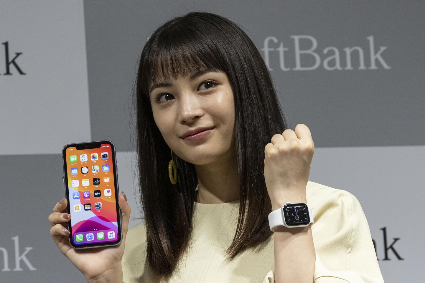Jaapani näitleja ja modell Suzu Hirose osales iPhone 11 müügi avamisel SoftBanki esinduses Ginzas.