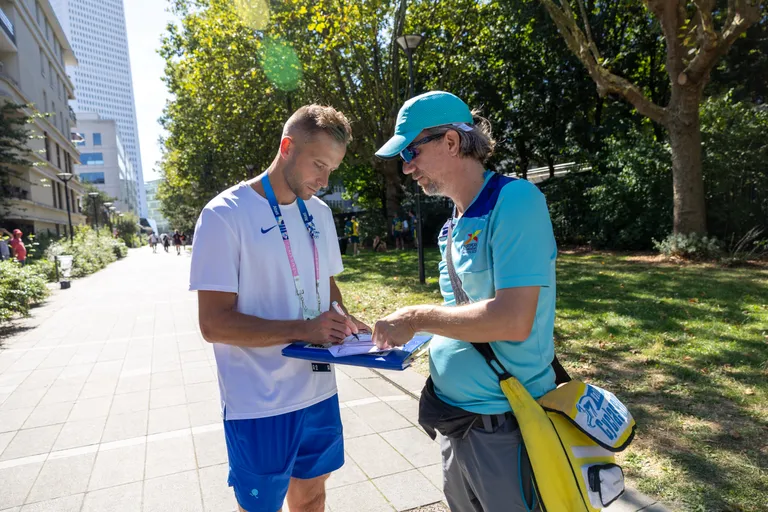 Rasmus Mägi jagamas Pariisi olümpial autogramme.